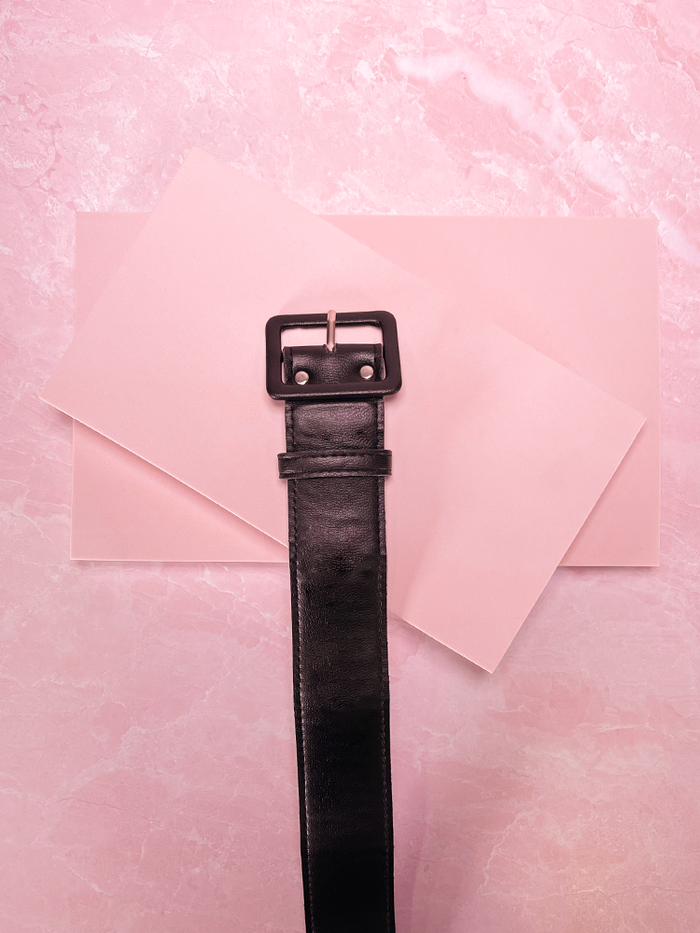 Complete your vintage-inspired look with this 1.5-inch black faux leather belt, a versatile accessory that adds a touch of vintage sophistication to any outfit.