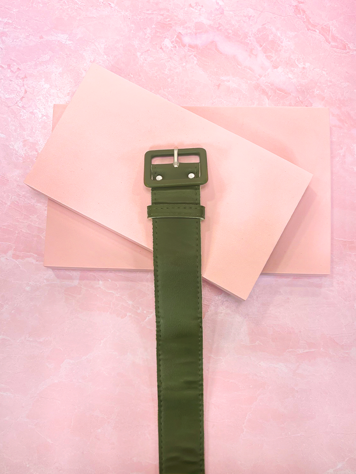 Elevate your look with this 1.5" belt in olive vegan leather, a stylish and eco-friendly accessory that adds a touch of retro charm to any ensemble.