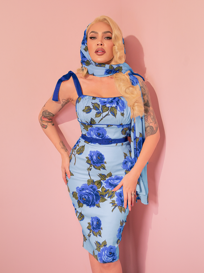 Embrace the allure of 1950s elegance with the Wiggle Sundress in Blue Vintage Roses, featuring a curve-hugging silhouette, a sweetheart neckline, and a matching scarf for a touch of timeless charm. Perfect for garden parties, summer soirées, or channeling your inner classic Hollywood starlet.