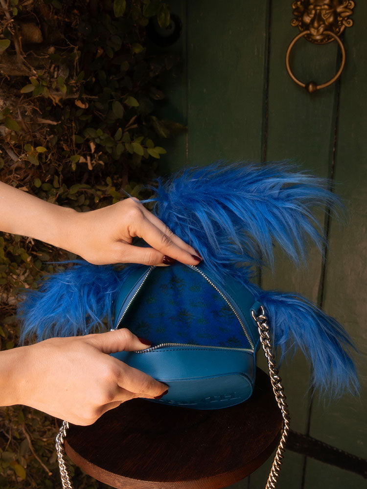 Add a quirky retro twist to your look with the LABYRINTH™ William The Blue Worm crossbody bag, capturing the essence of the classic 80s movie.