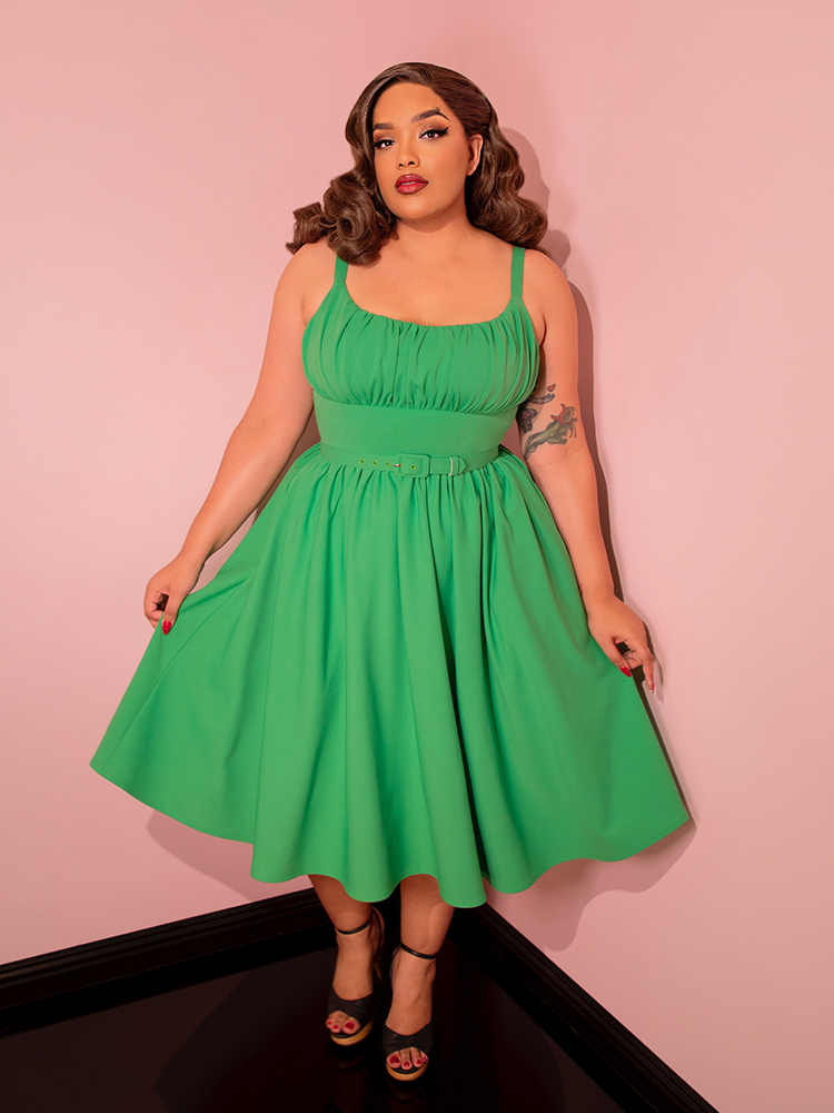 Add a touch of sophistication to your ensemble with this clover green Ingenue dress, ideal for a timeless and refined look.