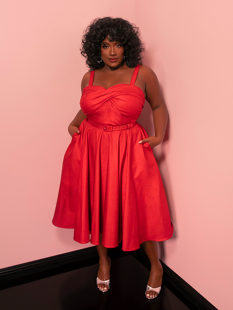 This vintage-style swing dress in red sparkle laminate is a showstopper, ideal for making unforgettable entrances at parties or celebrations.