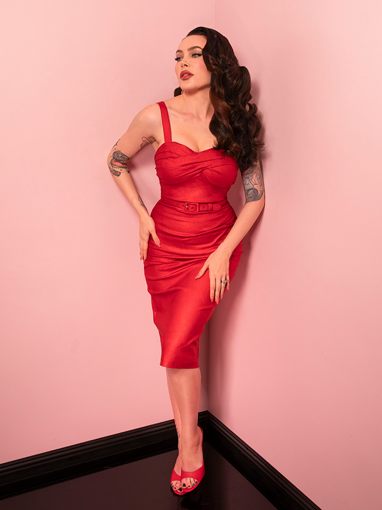 This vintage-style swing dress in red sparkle laminate is a showstopper, ideal for making unforgettable entrances at parties or celebrations.