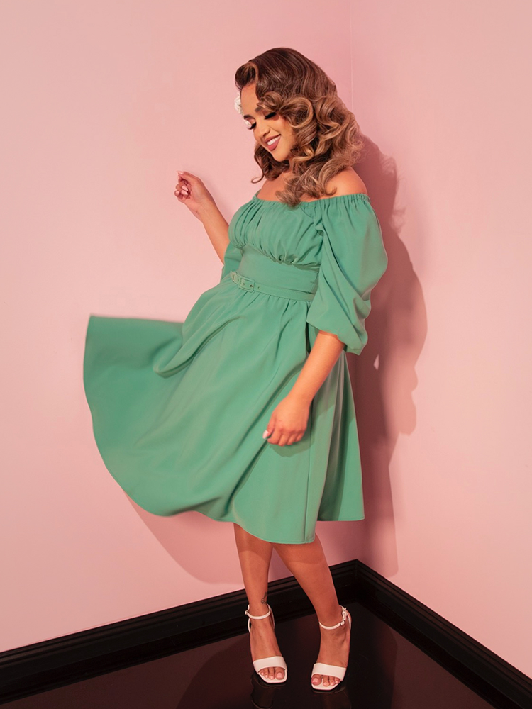 Step back in time with our vacation dress in moss green, offering a perfect blend of retro elegance and modern comfort.