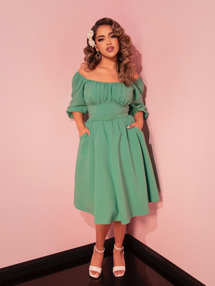 Add a touch of elegance to your getaway with our vacation dress in moss green, designed for breezy comfort and retro charm.