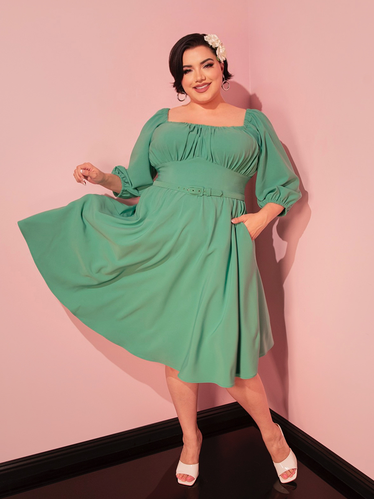 Keep it stylish and comfortable on your travels with our vacation dress in moss green, a perfect blend of vintage and modern.