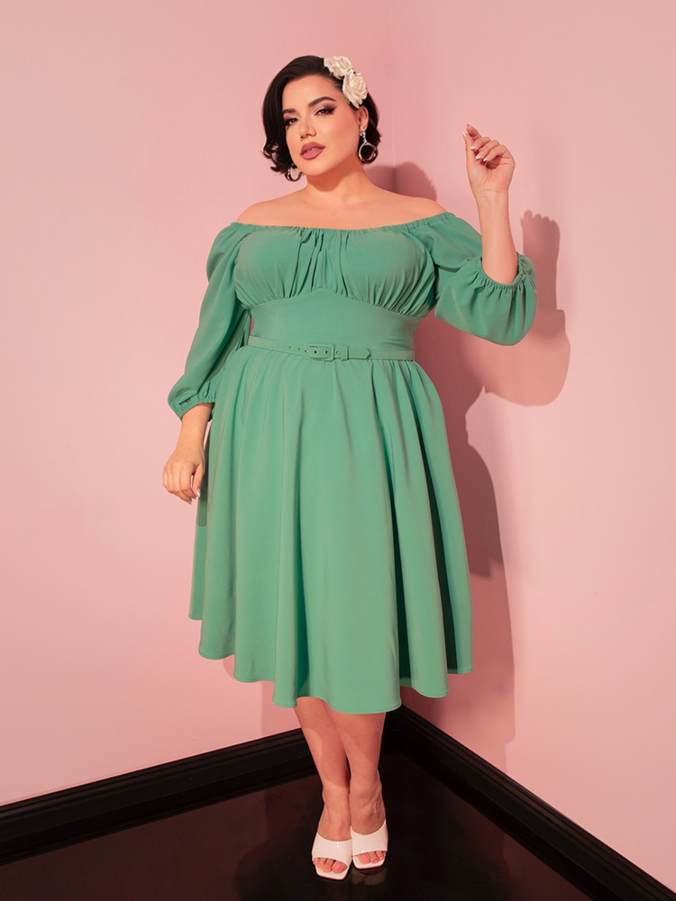 Step into vintage elegance with our vacation dress in moss green, perfect for creating a timeless and chic vacation style.