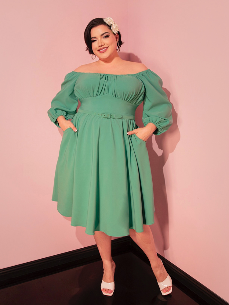 Capture the allure of classic Hollywood with our moss green vacation dress, a timeless addition to your travel wardrobe.