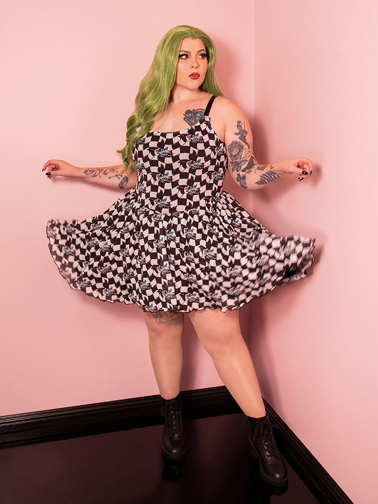 Be bold in the Beetlejuice Sandworm Swing Dress, where its whimsical sandworm print and vintage silhouette are perfectly complemented by a chic matching bolero.