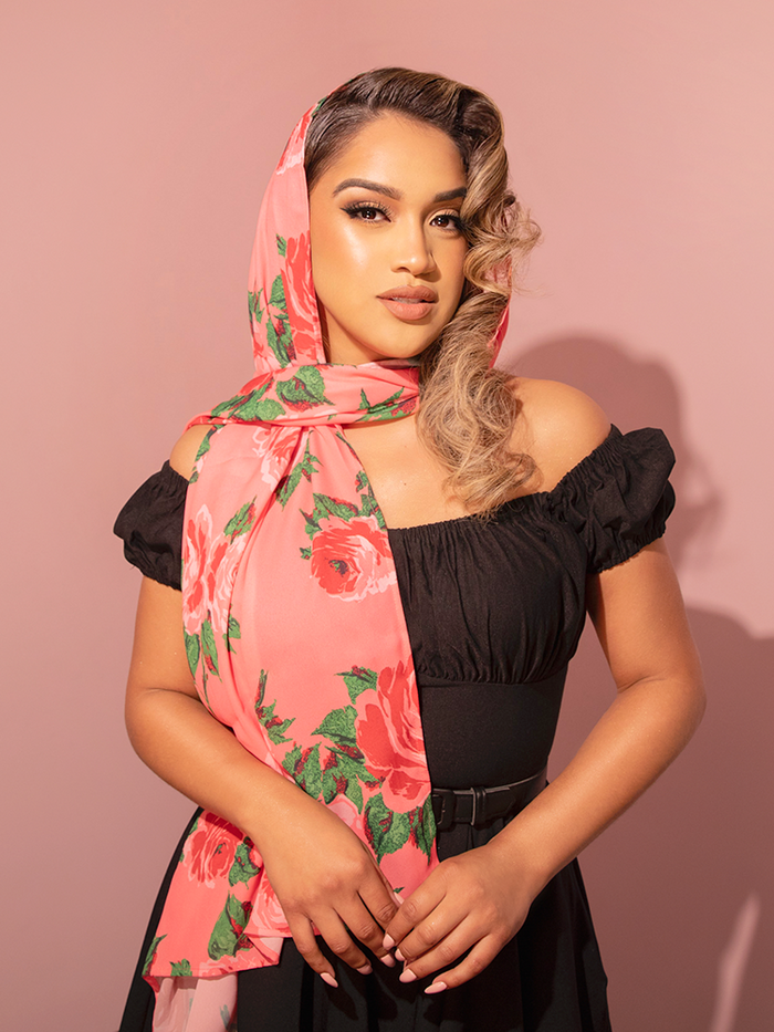 Elevate your vintage wardrobe with this 1950s-inspired chiffon scarf, featuring a delicate pink rose print that exudes timeless elegance and classic Hollywood glamour.