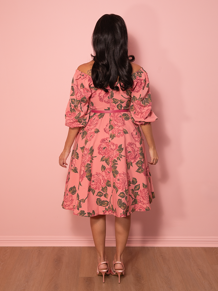 Designed for vintage lovers, this vacation dress in blush pink roses blends retro elegance with effortless comfort for a picture-perfect look.
