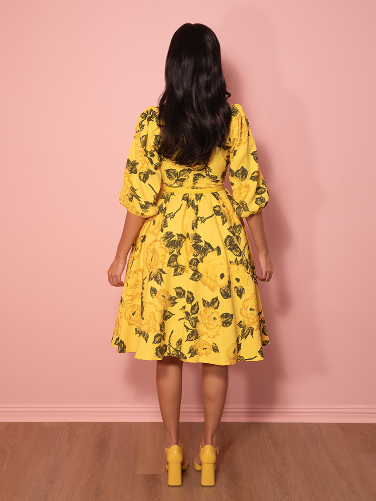 A must-have for vintage lovers, this vacation dress in yellow roses offers a timeless, romantic look with a delicate floral print and classic fit.
