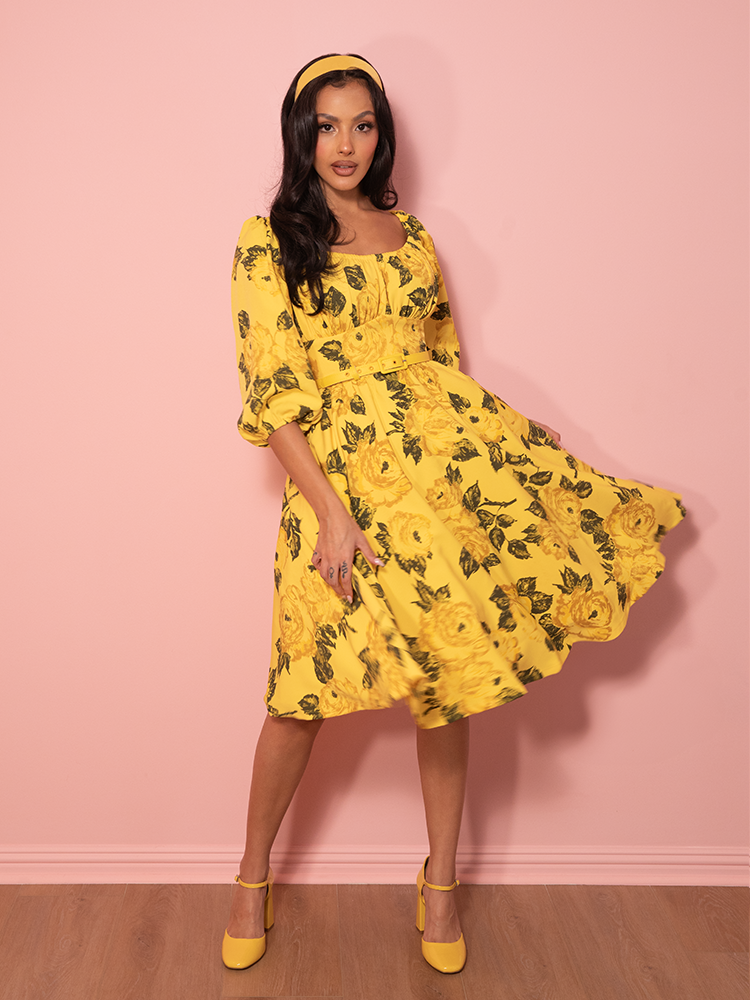 Perfect for sun-soaked adventures, this vacation dress in vintage yellow roses blends retro charm with effortless sophistication.
