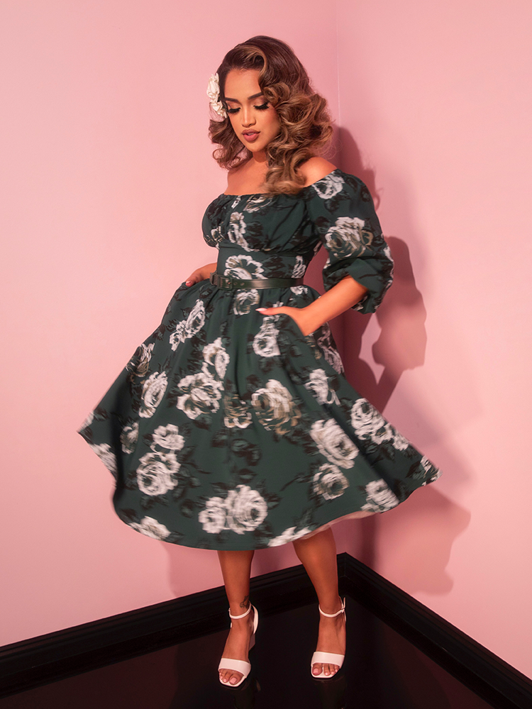 This vintage green rose dress is your perfect travel companion, blending comfort and beauty. Its feminine charm is ideal for tropical vacations or quaint garden parties.